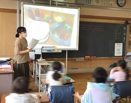 栄養士との交流場面。子どもたちの「野菜をおいしく食べる方法を知りたい」という声に応える。
