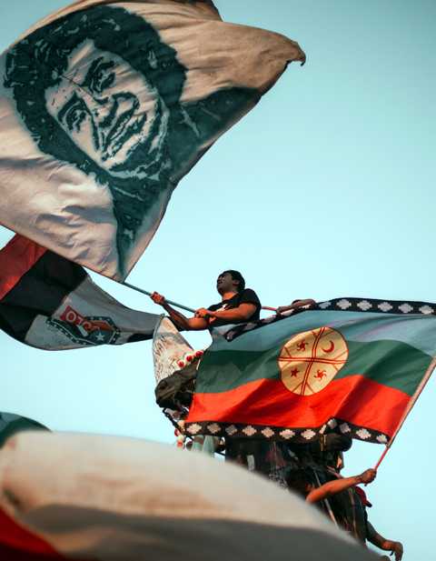 Mapuche und Víctor Jara als Flaggensymbole
