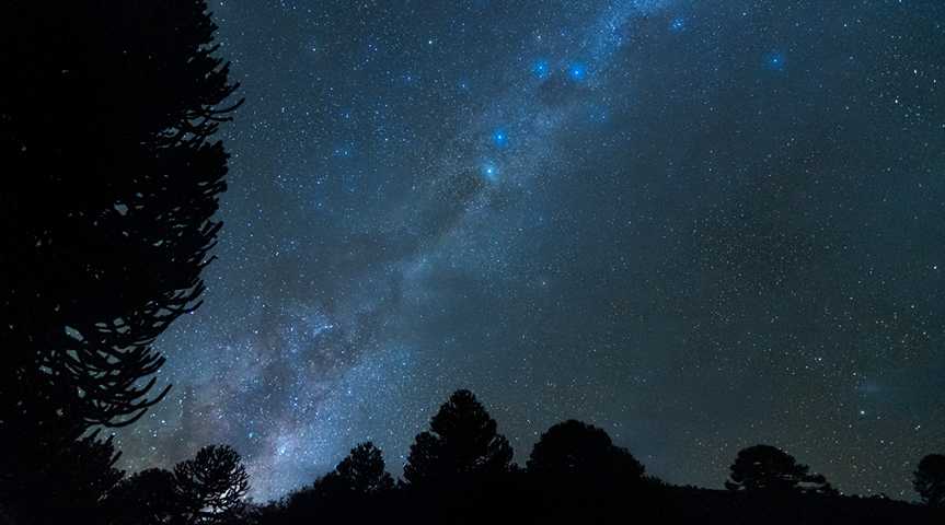 Blick auf die Milchstraße im Kleinen Süden von Chile