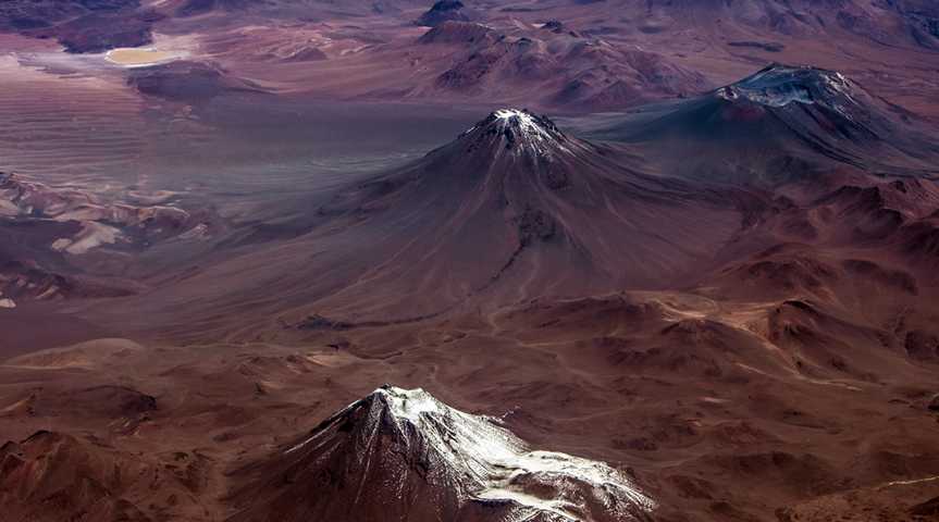 Vulkanerhebungen in der Atacama-Wüste