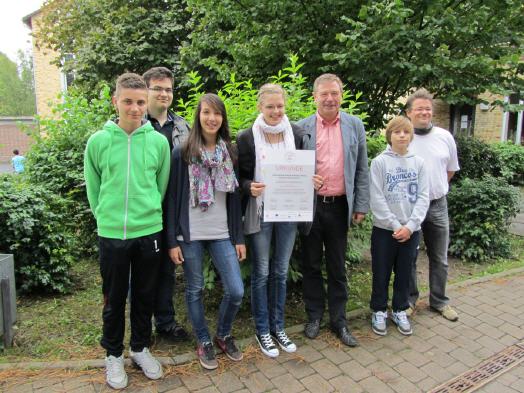 Bild von links nach rechts (Gianluca Heinisch, Phil Wagner, Anna-Laura Reuss, Tamara Schilling, Schulleiter Volker Lerch, Dominik Abu Schab, Jens Ahrend)