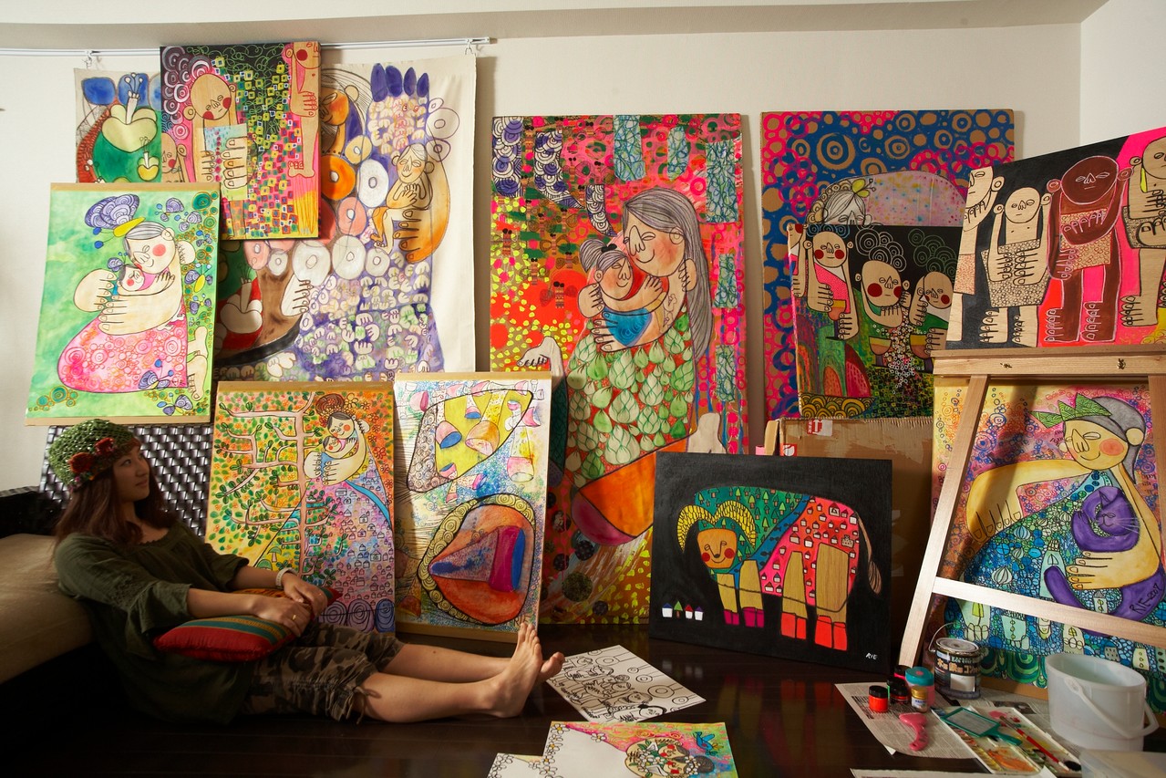 Profile 世界中に笑顔を広げるアーティスト Rie