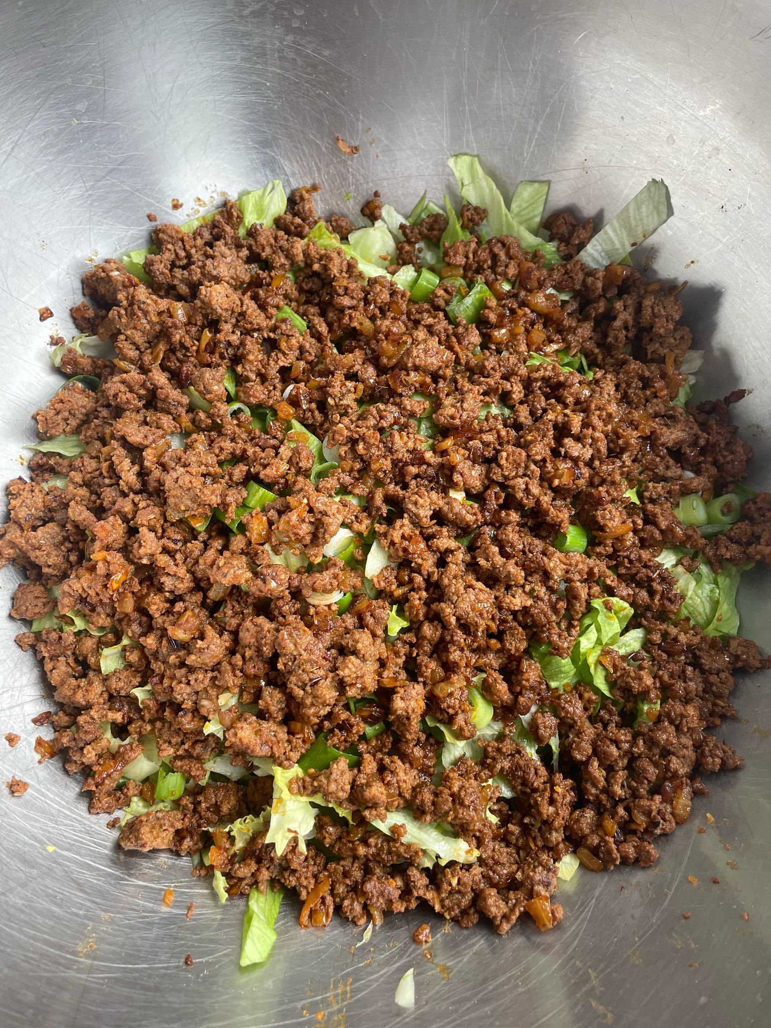 Salat kleinschneiden und abgekühltes Hackfleisch daraufgeben