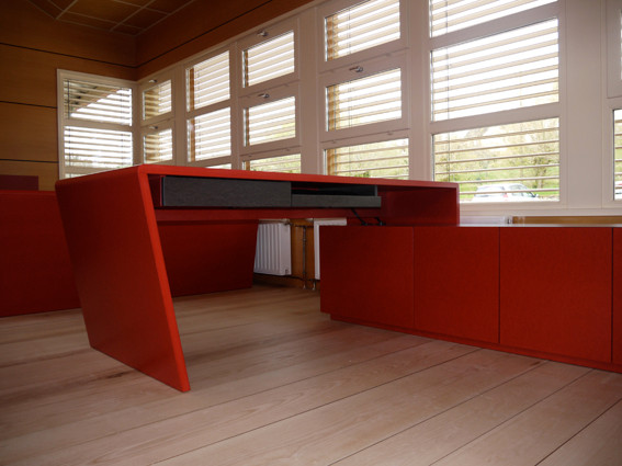 tables et meuble de rangement (photo odermatt architectes lalinde)