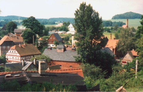 Blick auf den Röthigberg (rechts) und Schönborner Wald (links).