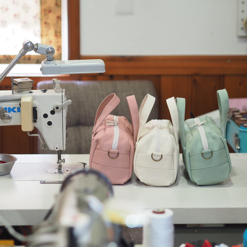 ミニバッグ三つと縫製工房