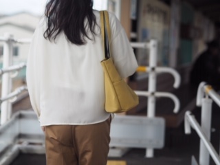 からし色バッグで通勤