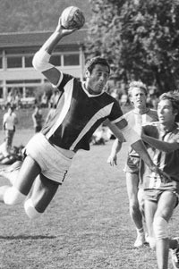 Der aktuelle Präsident Simon Margot hier bei einem Einsatz am beim Einsatz Bödeli-Cup 1978.