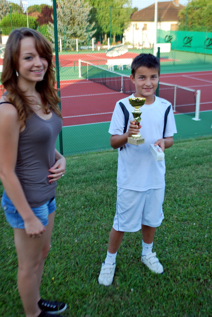 Hugo SOARES reçoit la coupe du vainqueur après son dernier match victorieux (à g. Lucie)