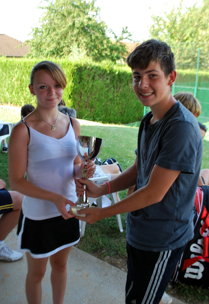 Lulu MORET du TC Bouilly! vainqueure 2013 en 17/18 ans! (remise de la coupe par Arthur "Bob" Thomas)