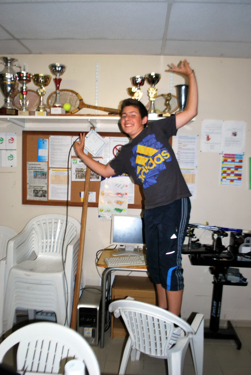 Une tentative de vol dans la salle des trophées! (La photo a été prise au moment où l'individu était appréhendé alors qu'il allait commettre l'irréparable...)