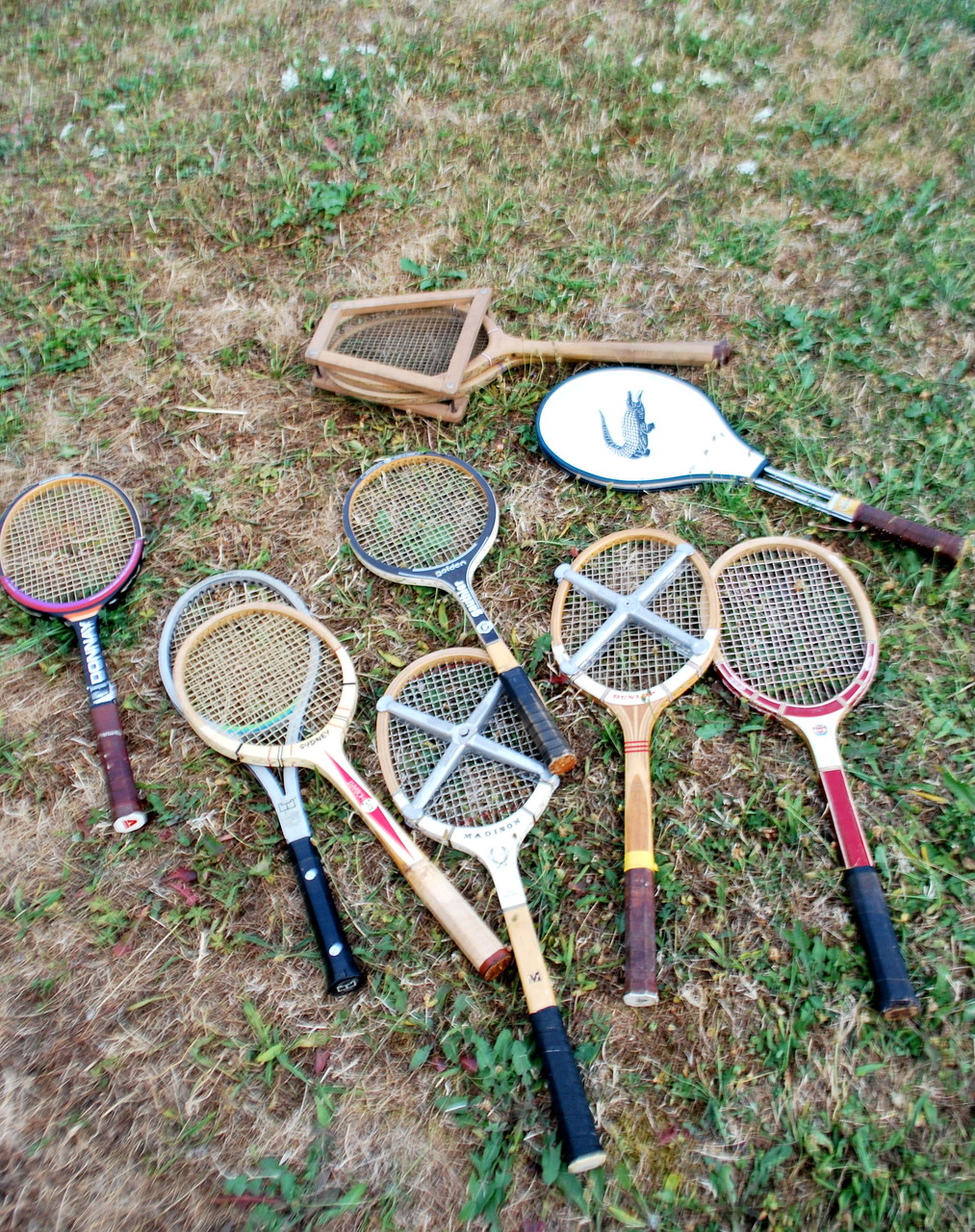 Une partie de la collec de raquettes de "La bièle", quelqu'un a proposé d'allumer le barbecue avec, le vilain...  