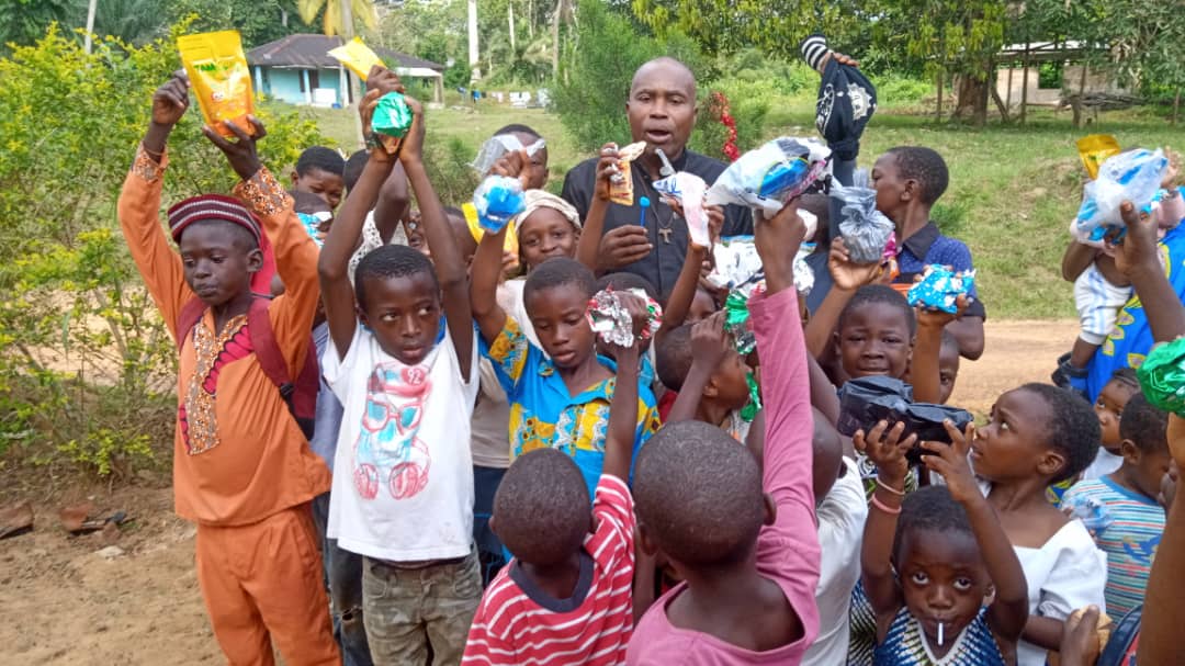 Dons reçus par les enfants de kribi