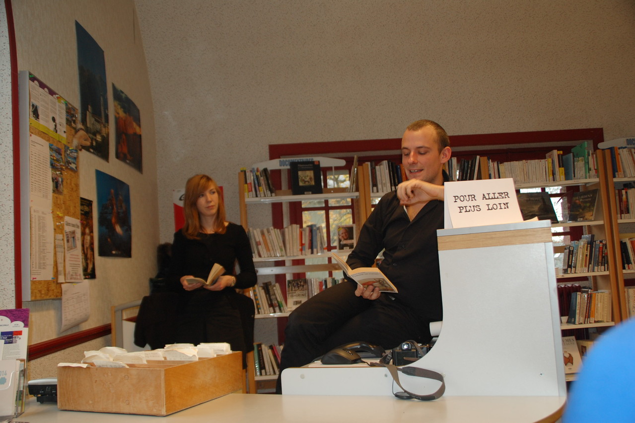 "Apéro Bovary" proposé par La Caravane Compagnie à la bibliothèque d'Iffendic - lecture d'extraits de Madame Bovary par deux comédiens