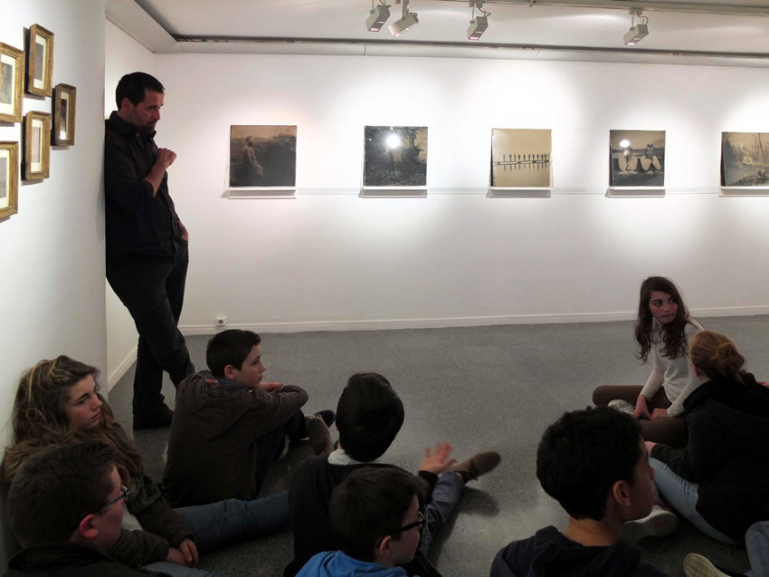 Visite de l'exposition Territoires d'expériences à l'Institut Français de Barcelone avec Israel Ariño. Photo : Marc Thébaud