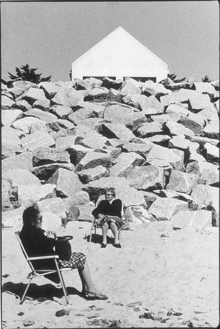 Médiathèque de Montfort-sur-Meu : la paresse. Oeuvre : Jacques Faujour, Kairon plage, 1983, Collection Frac Bretagne © ADAGP, Paris 2015. Crédit photo : Jacques Faujour.