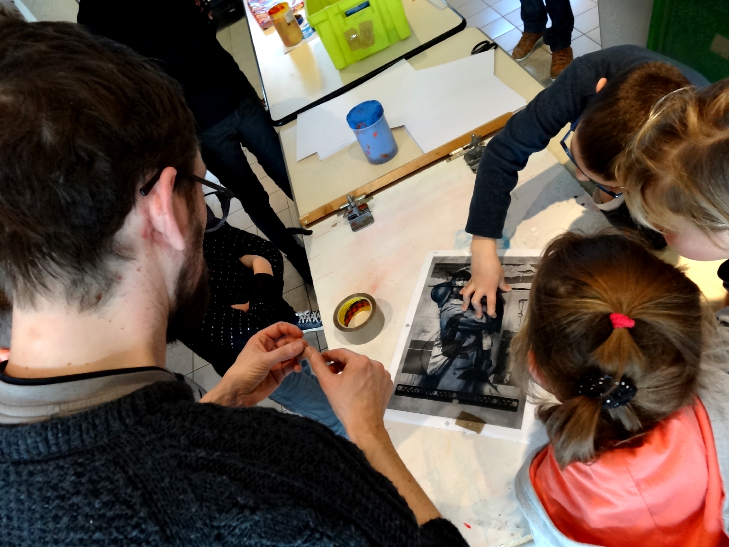 Atelier de sérigraphie mené par Julien Lemière et Eric Mahé (Atelier du Bourg) à Bédée