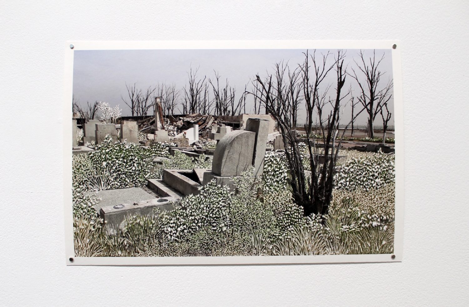 Raphaëlle Peria, Parmi les ruines #5, grattage sur photographie, 36 x 24 cm, 2020