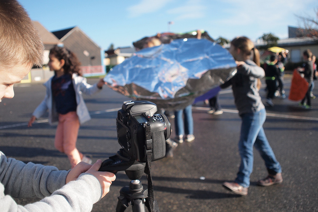 Atelier mené dans l’École élémentaire publique de Bédée avec une classe de CE2 avec l'équipe de médiation de PLAY TIME. Photo : PLAY TIME