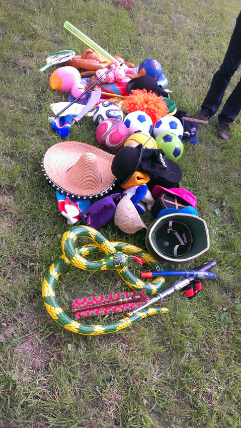 Un chapeau et un accesoire par enfant