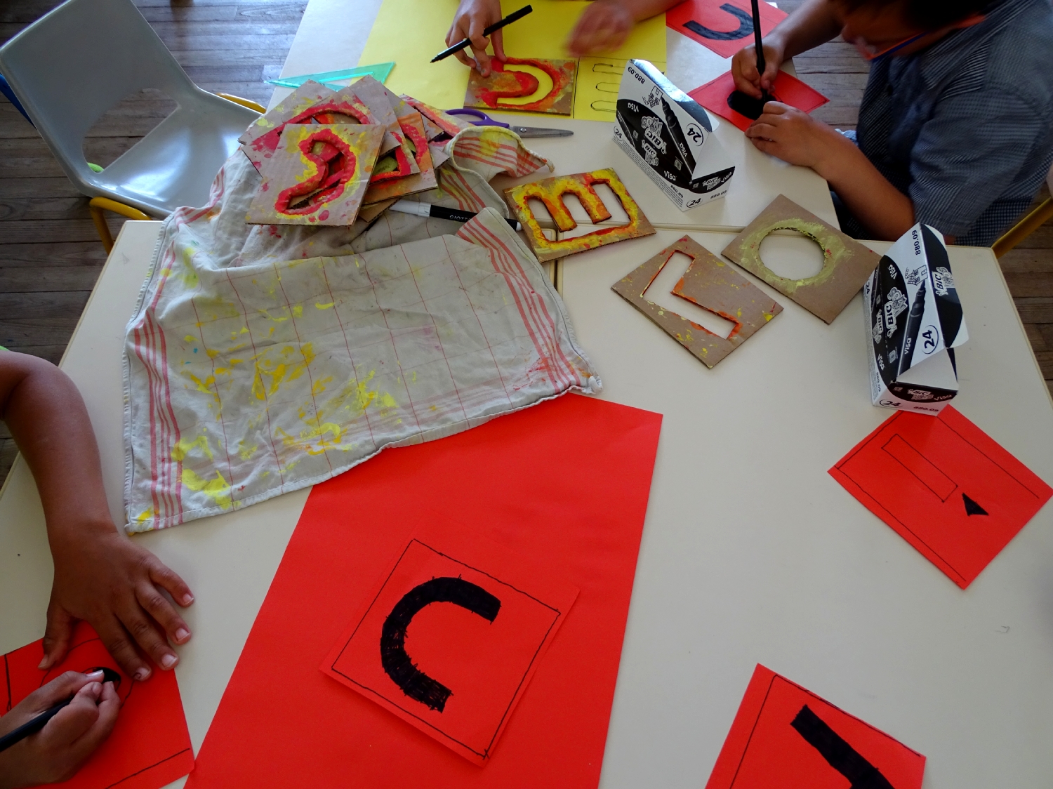 Etapes de création du logo de l'école du Moulin à Saint-Uniac; Photo : Marine Bouilloud