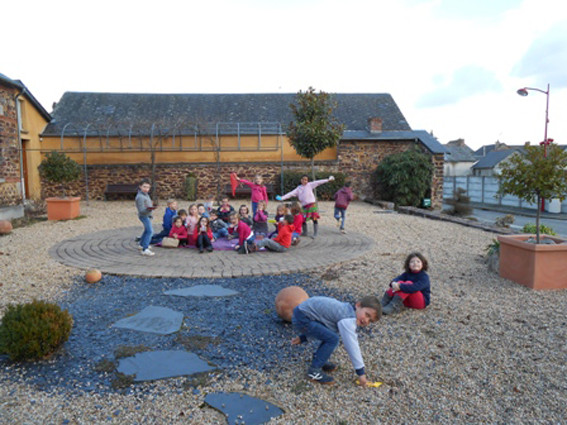 Atelier scolaire à la médiathèque La Parchemine de Pleumeleuc autour de l'oeuvre d'Isabelle Arthuis, Le Banquet, 2011 (Coll. Fdac Ille-et-Vilaine)