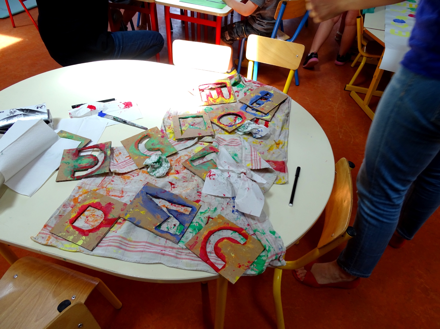 Etapes de création du logo de l'école du Moulin à Saint-Uniac; Photo : Marine Bouilloud