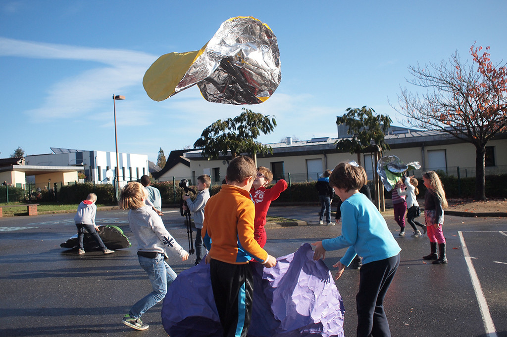 Atelier mené dans l’École élémentaire publique de Bédée avec une classe de CE2 avec l'équipe de médiation de PLAY TIME. Photo : PLAY TIME