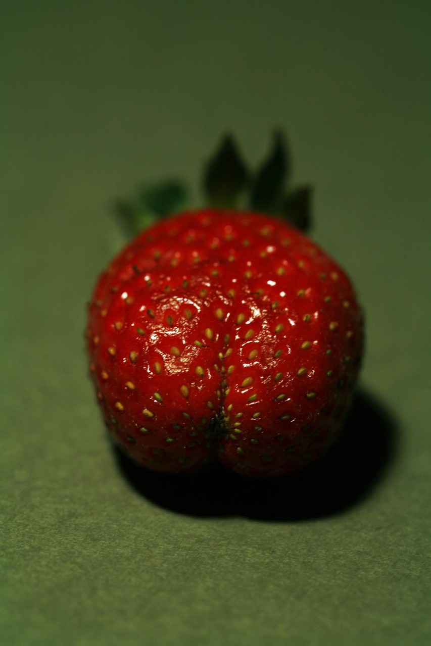 Médiathèque de La Nouaye : la luxure. Oeuvre : Yves trémorin, Fraise, 2008, Affiche, impression couleur sur papier, FRAC Bretagne.