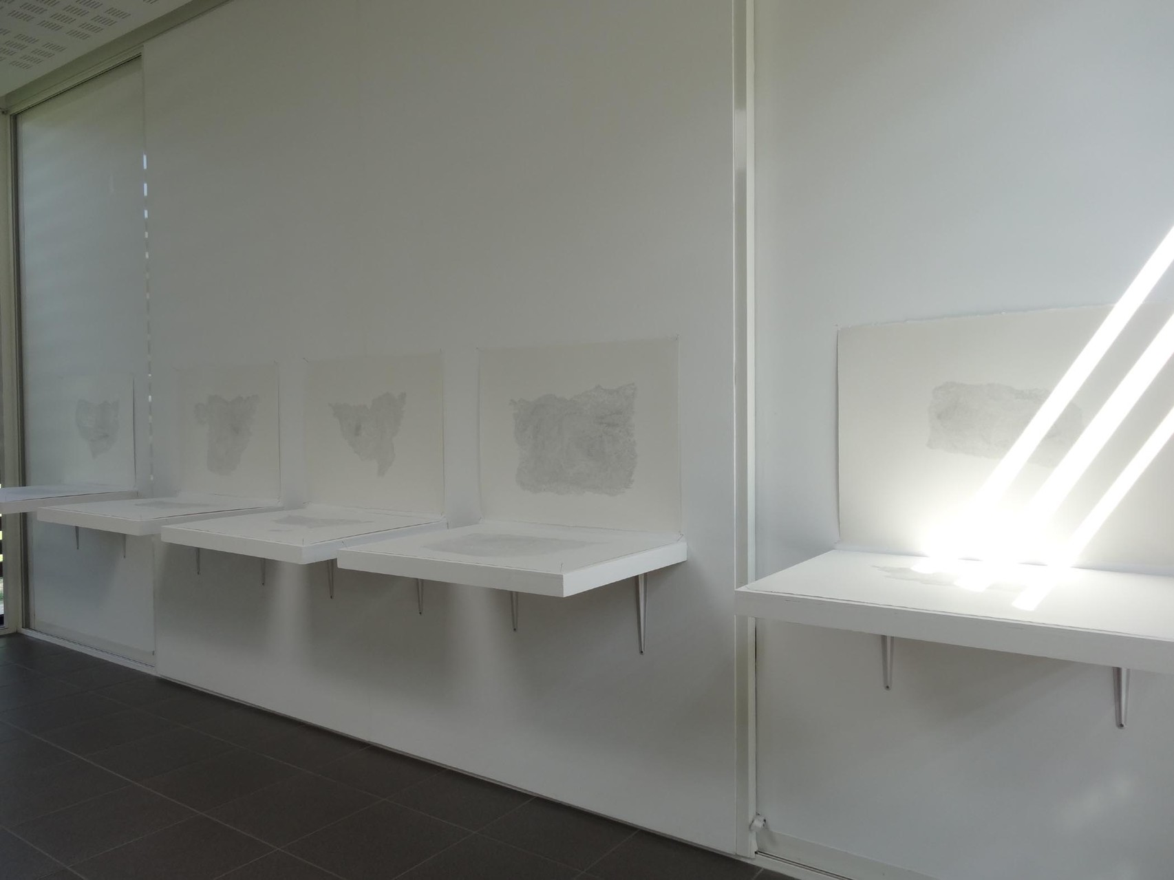 Vue de l'exposition Damien Marchal & Nylso, Trancher. Photo : L'aparté.