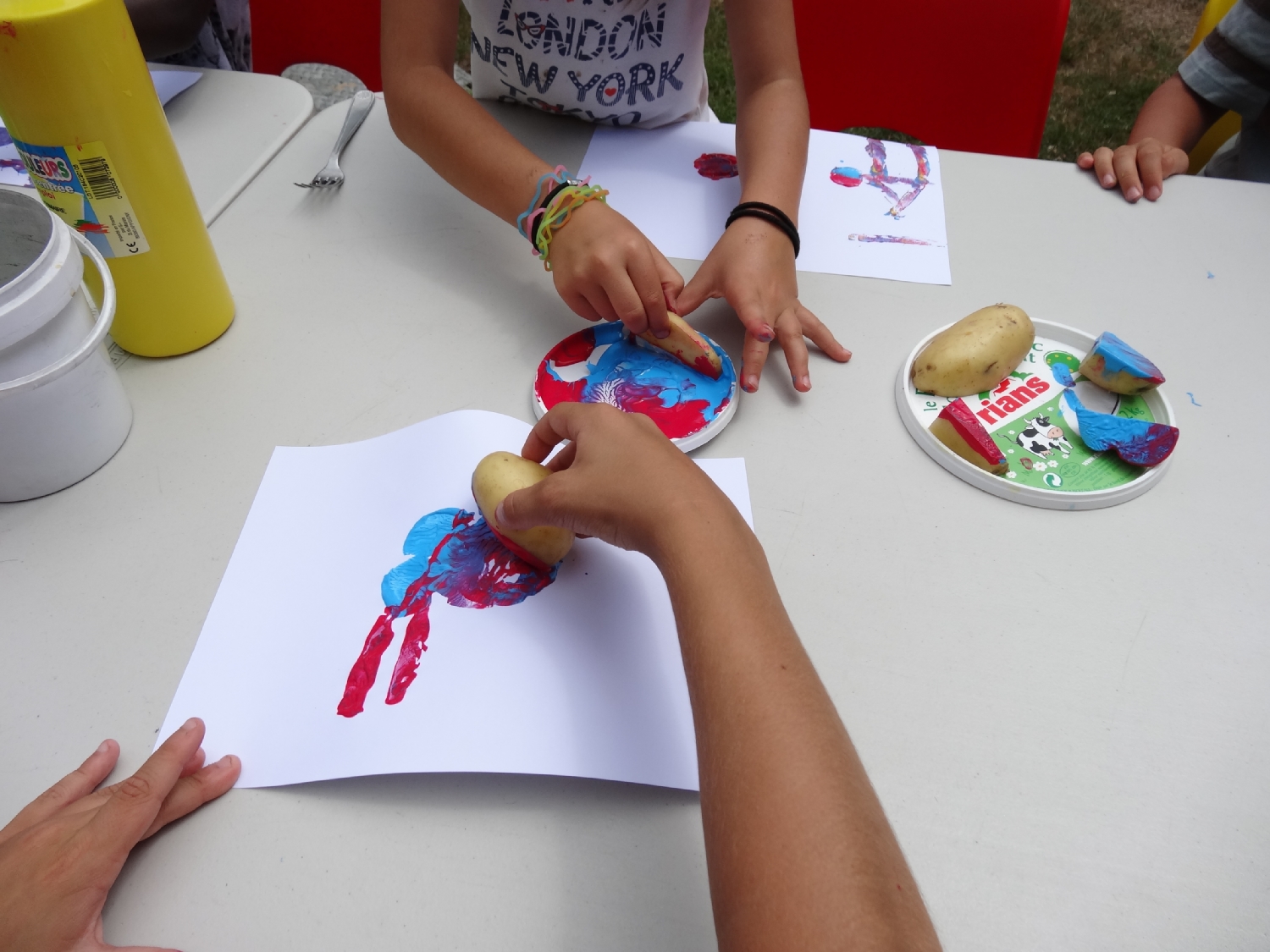 Atelier tampon patate à L'aparté, dès 6 ans. Eté 2017