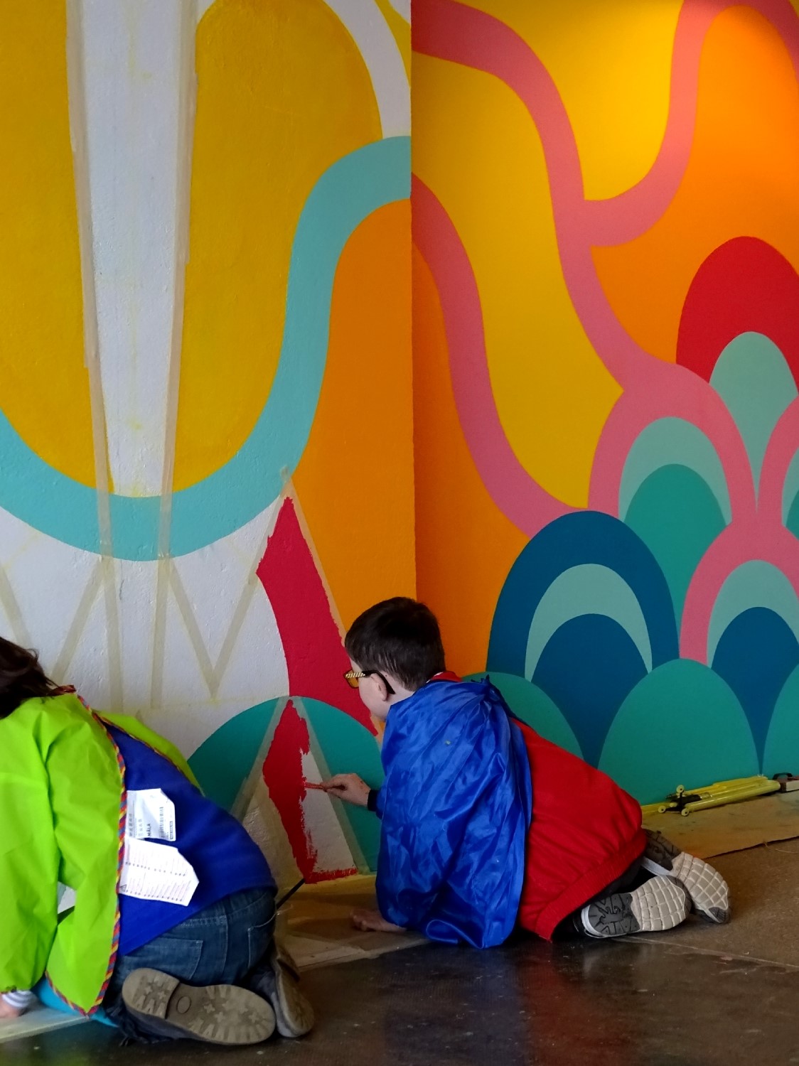 Réalisation de la peinture murale sous le préau de l'école du Moulin à Saint-Uniac. Photo : Marine Bouilloud