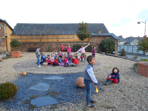 Atelier scolaire à la médiathèque La Parchemine de Pleumeleuc autour de l'oeuvre d'Isabelle Arthuis, Le Banquet, 2011 (Coll. Fdac Ille-et-Vilaine)