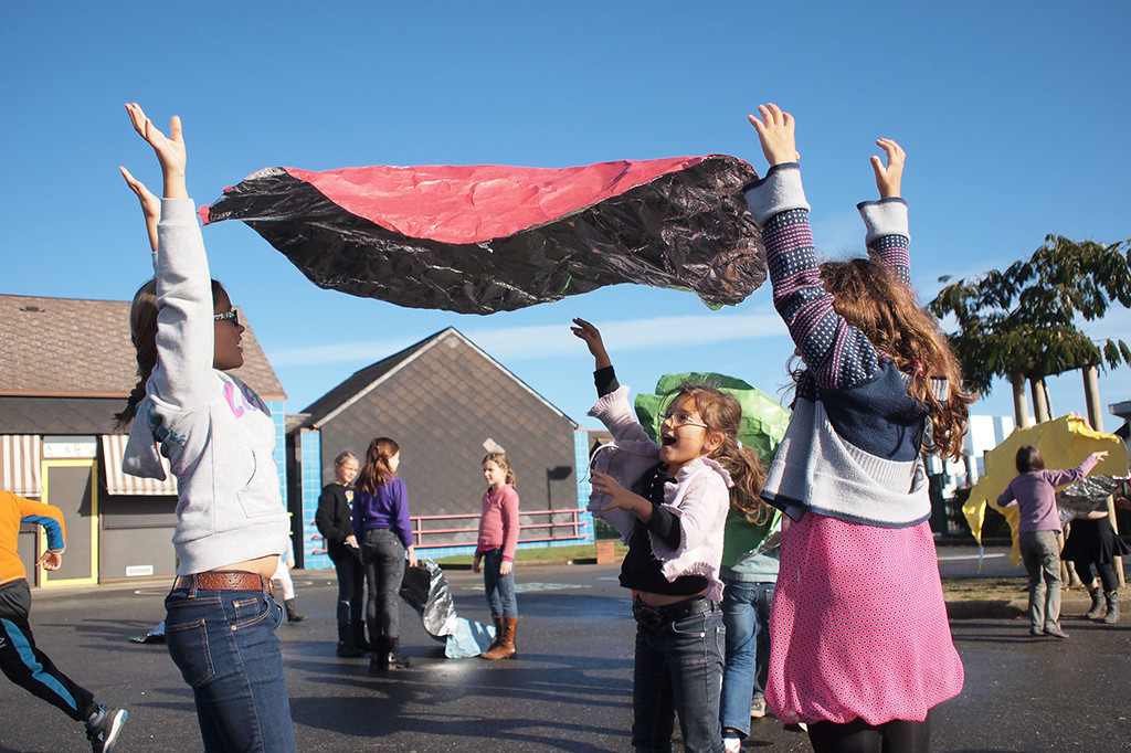 Atelier mené dans l’École élémentaire publique de Bédée avec une classe de CE2 avec l'équipe de médiation de PLAY TIME. Photo : PLAY TIME