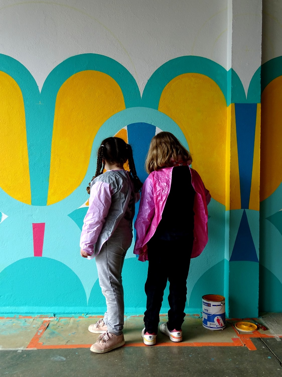 Réalisation de la peinture murale sous le préau de l'école du Moulin à Saint-Uniac. Photo : Marine Bouilloud