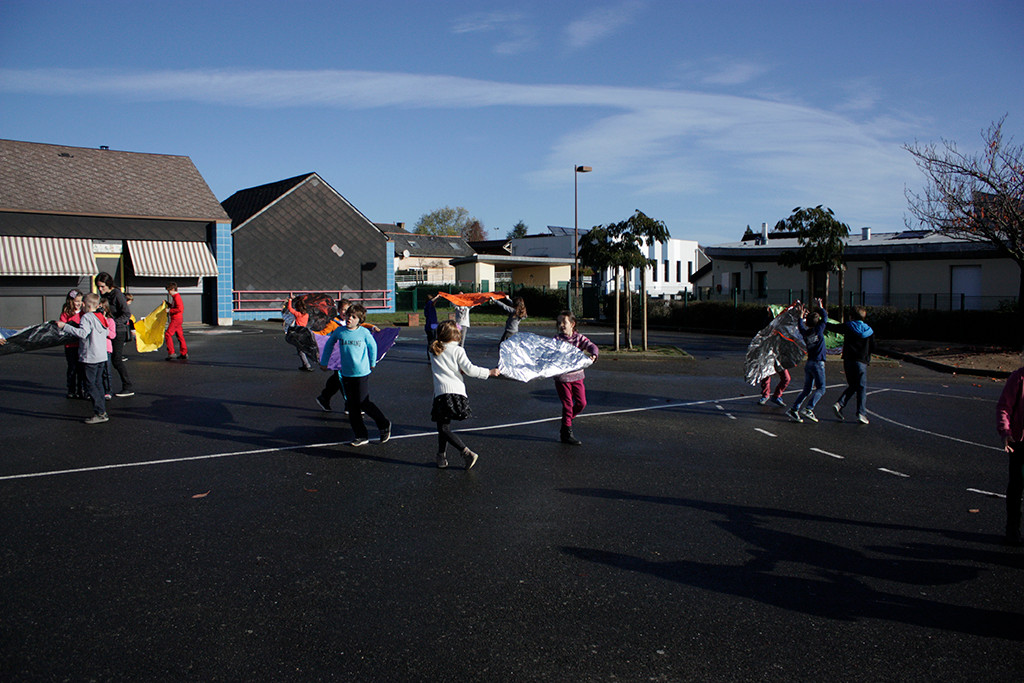 Atelier mené dans l’École élémentaire publique de Bédée avec une classe de CE2 avec l'équipe de médiation dAtelier mené dans l’École élémentaire publique de Bédée avec une classe de CE2 avec l'équipe de médiation de PLAY TIME. Photo : PLAY TIMEe PLAY TIME