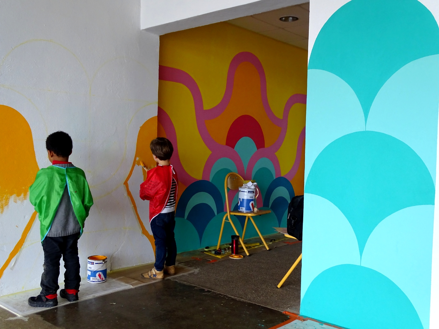 Réalisation de la peinture murale sous le préau de l'école du Moulin à Saint-Uniac. Photo : Marine Bouilloud