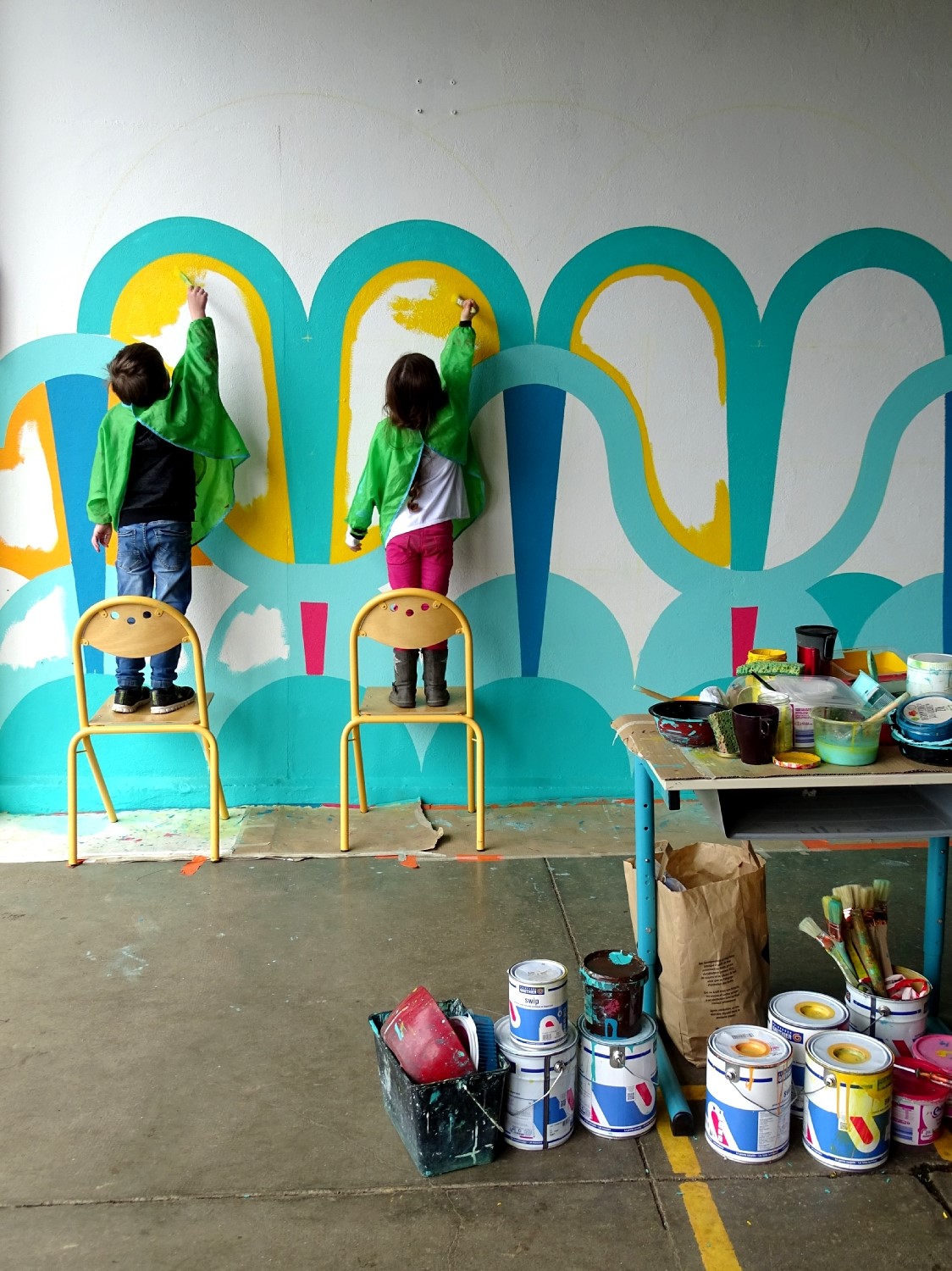 Réalisation de la peinture murale sous le préau de l'école du Moulin à Saint-Uniac. Photo : Marine Bouilloud