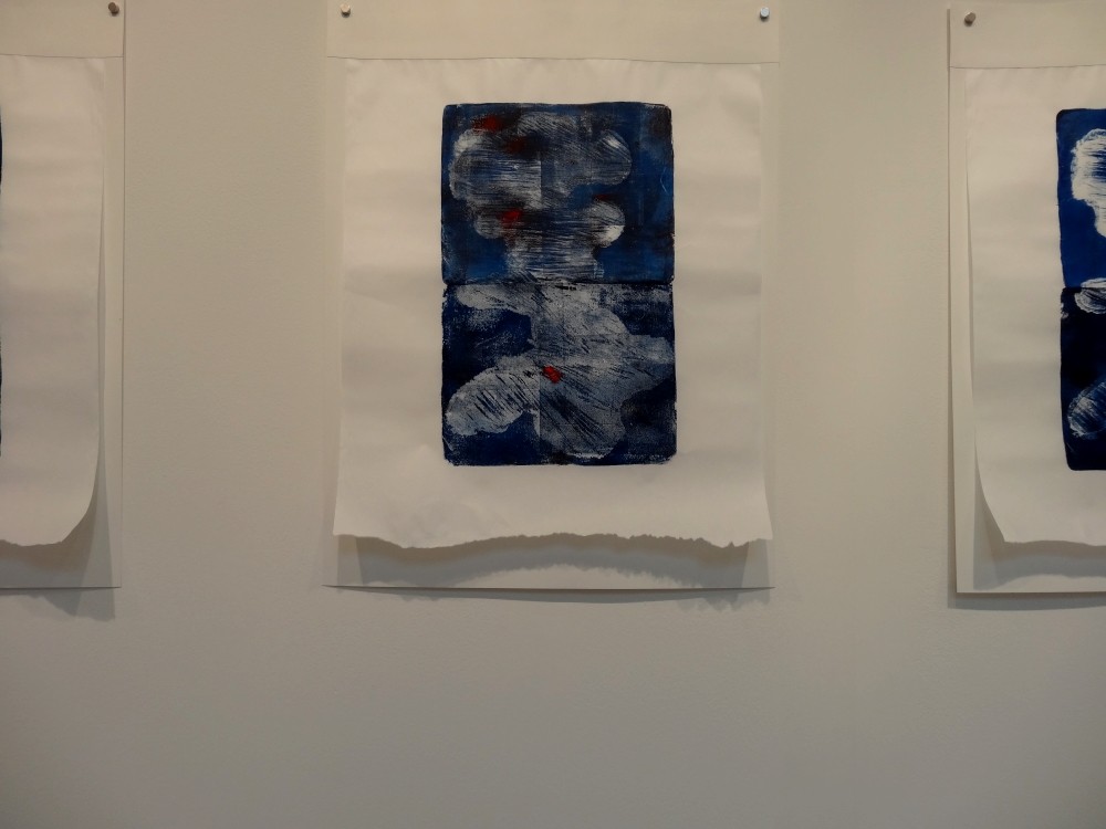 Vue de l'exposition Cécile White, Empreinte carbone. "Les marques du temps" détail, 4 monotypes acryliques sur papier de lune montés sur papier aquarelle, 50x75 cm pièce, 2015.
