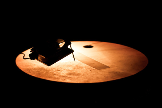 Paper Orchestra, installation sonore, ancien tribunal d'instance de Montfort-sur-Meu. Photo : Gwendal Le Flem, Cultures Electroni[k] 2011.