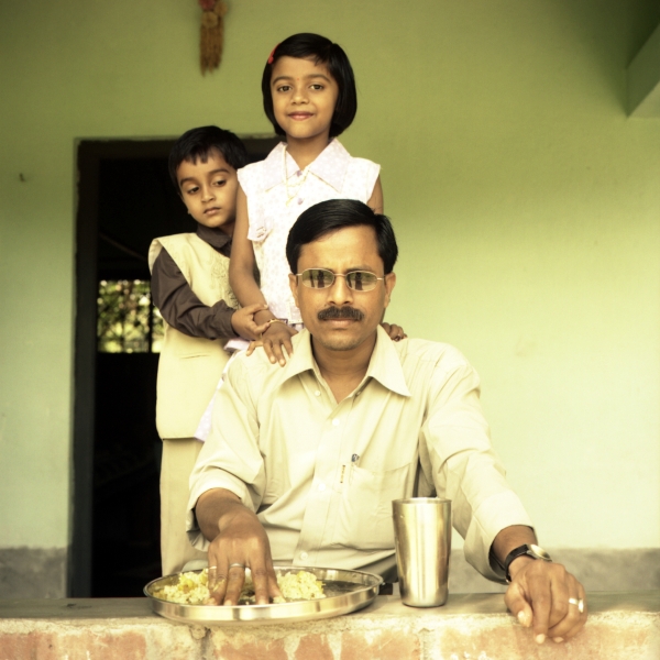 Elodie Guignard. Série “Le village de l’aurore” - Famille indienne. Tirage pigmentaire.