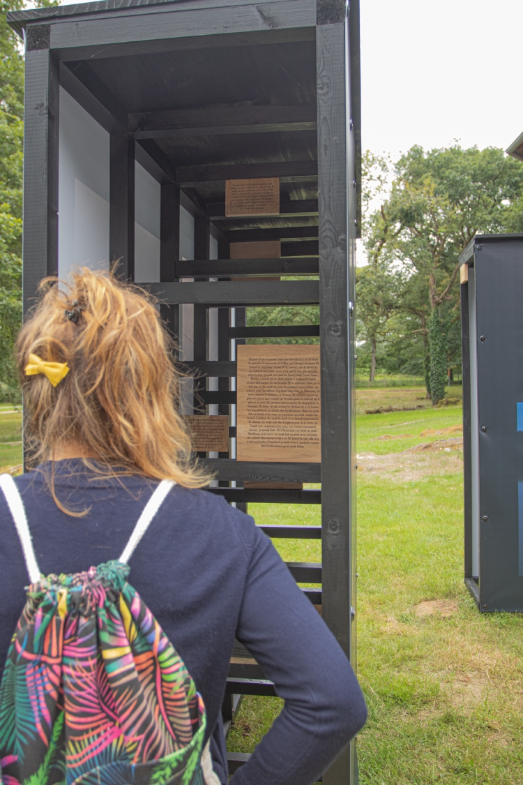 Vue de l'exposition "Alors que la nuit tombe". Photo : office de tourisme Lac de Trémelin
