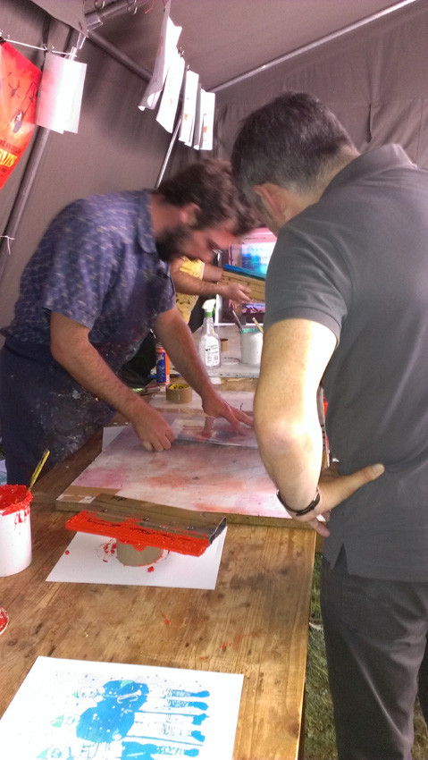 Nylso réalise sa 1ère sérigraphie. Découverte de la sérigraphie avec La Presse purée (Rennes), animée par Antoine Ronco et Julien Duporté.