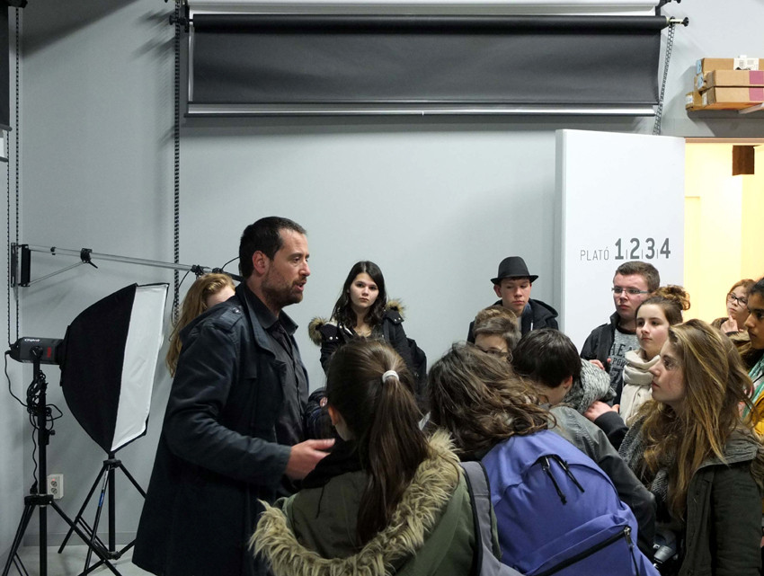 Les collégiens à l'école de photo avec Israel Ariño. Photo : Marc Thébaud