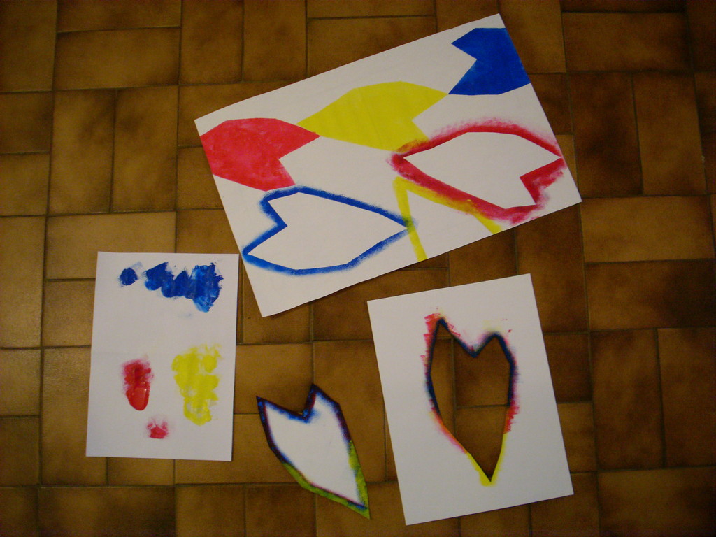 Tamponner avec les couleurs primaires. Faire proliférer les formes sur la feuille (A3). Comparer positif/négatif.