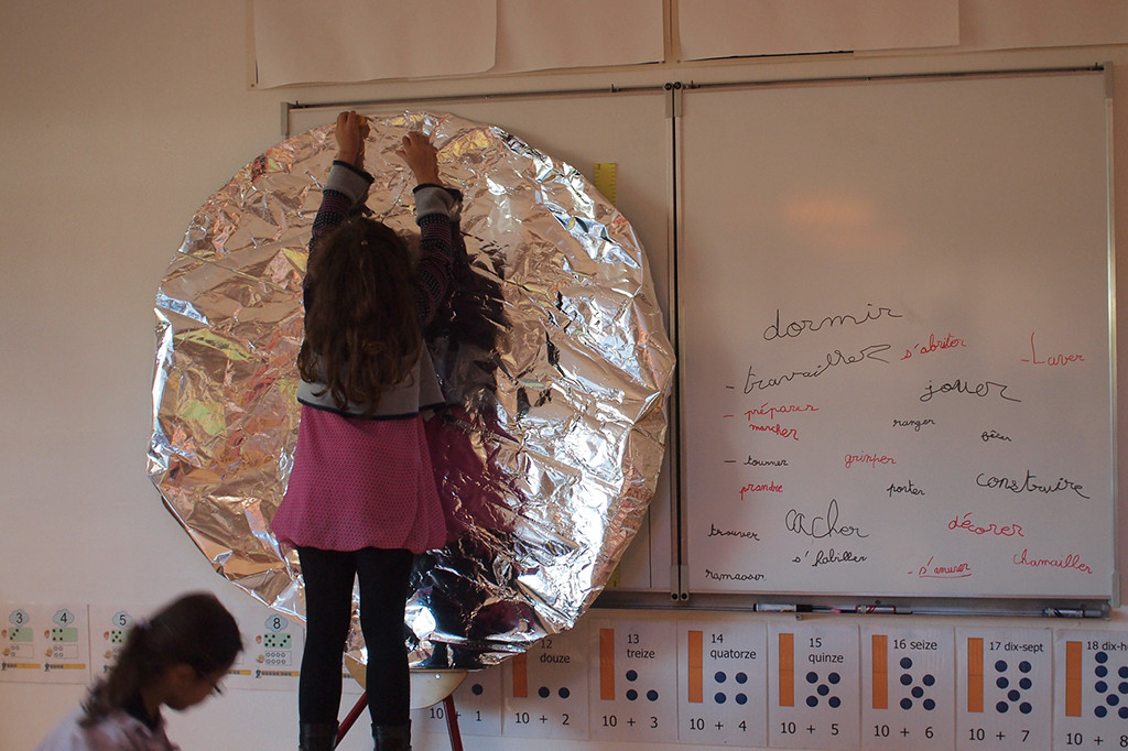 Atelier mené dans l’École élémentaire publique de Bédée avec une classe de CE2 avec l'équipe de médiation de PLAY TIME. Photo : PLAY TIME