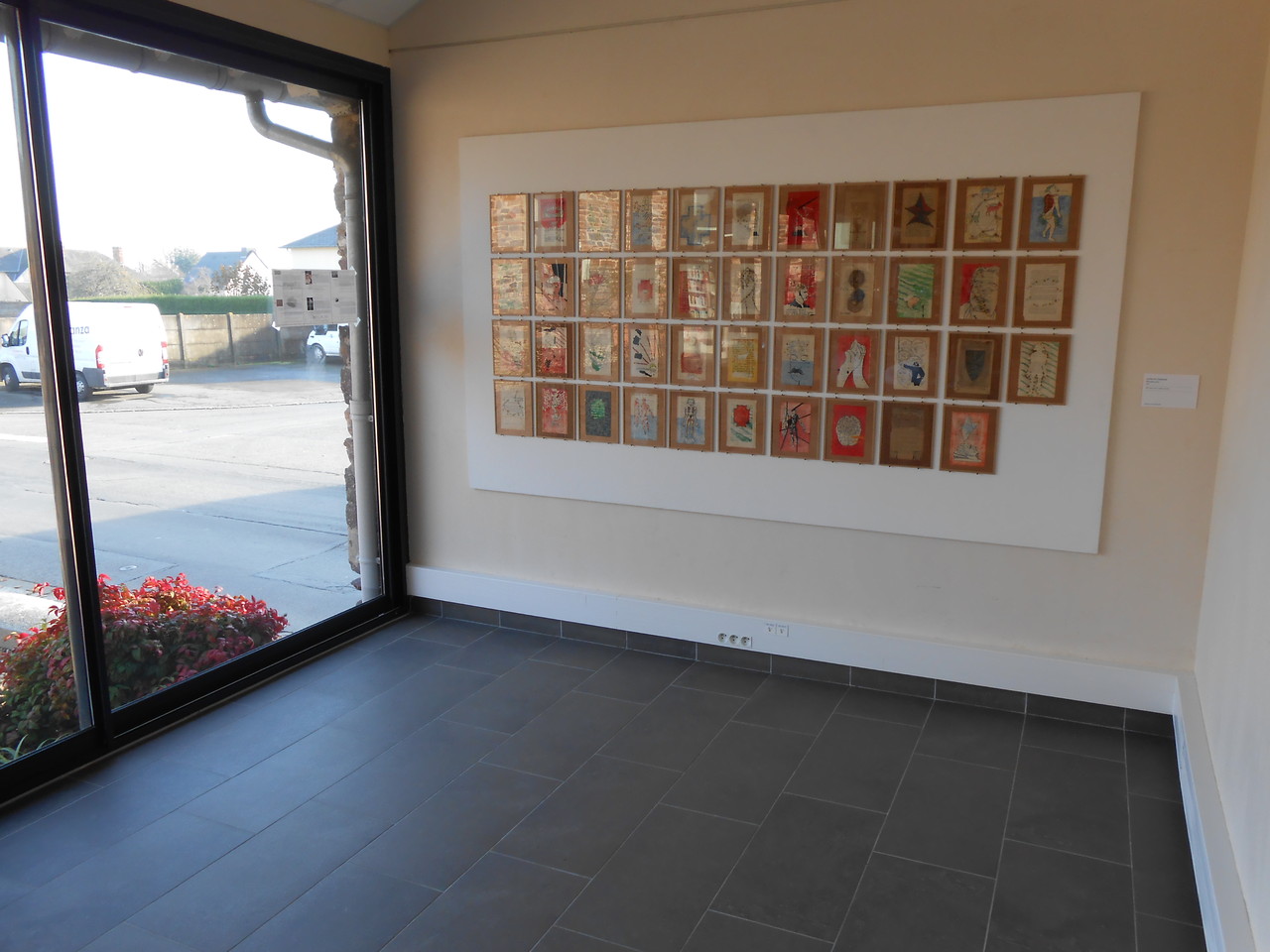 Vue d'exposition bibliothèque La Parchemine de Pleumeleuc - Stéphane Le Mercier, Poudre d'or, 1990. Coll. FRAC Bretagne