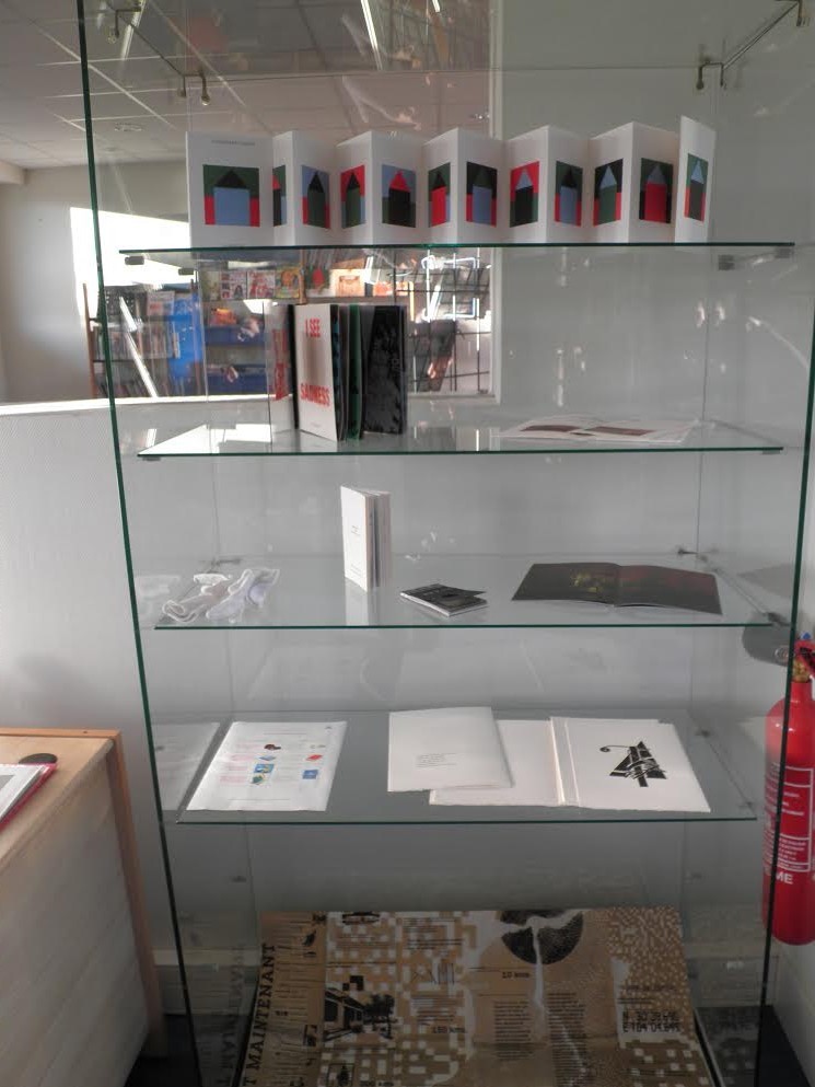 Vue d'exposition Médiathièque La Cédille, Breteil - Julie Fortier, There's No Place Like Home, 2004. Coll. FDAC 35 