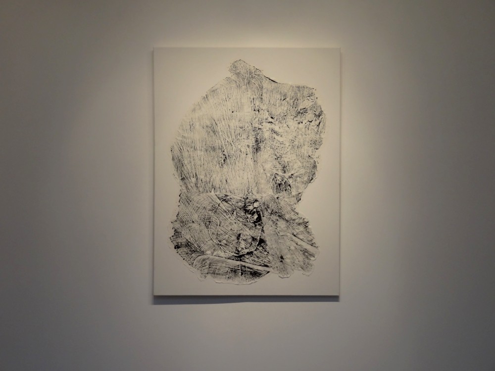 Vue de l'exposition Cécile White, Empreinte carbone. "Puzzle", monotypes encre et acrylique sur papier de riz assemblés sur toile, 90x120 cm, 2015.