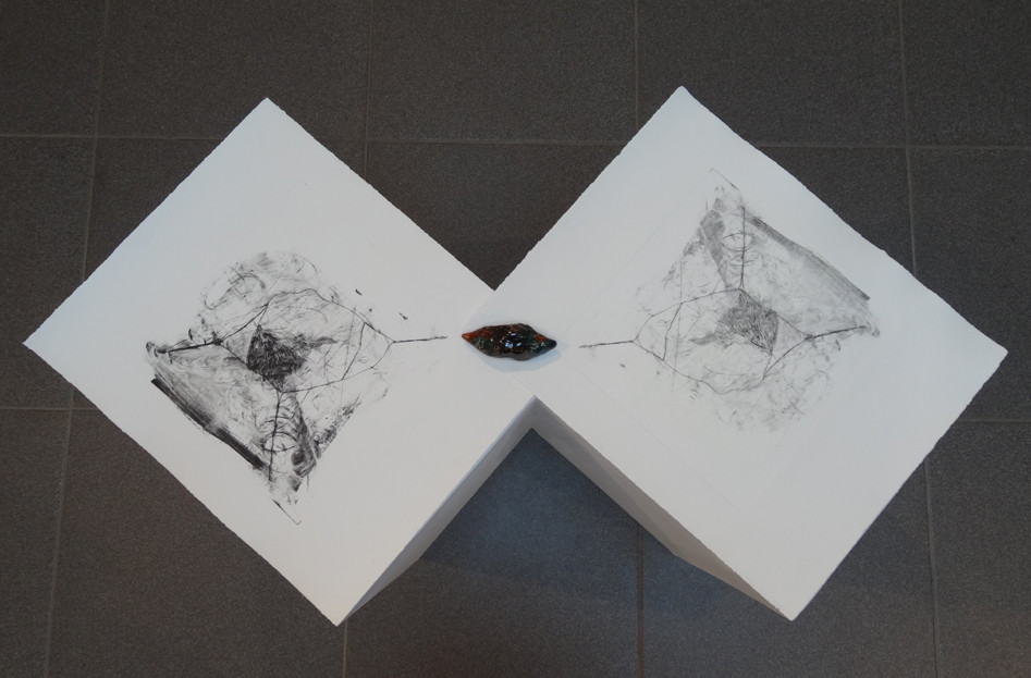 Noémie Sauve, Territoires bicéphales - Gravure et céramique. Installation. Gravure plexiglas (34x28,5cm) et terre cuite émaillée, 2015.